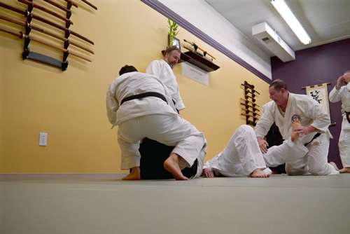 Hugh Cassidy performs knee takedown